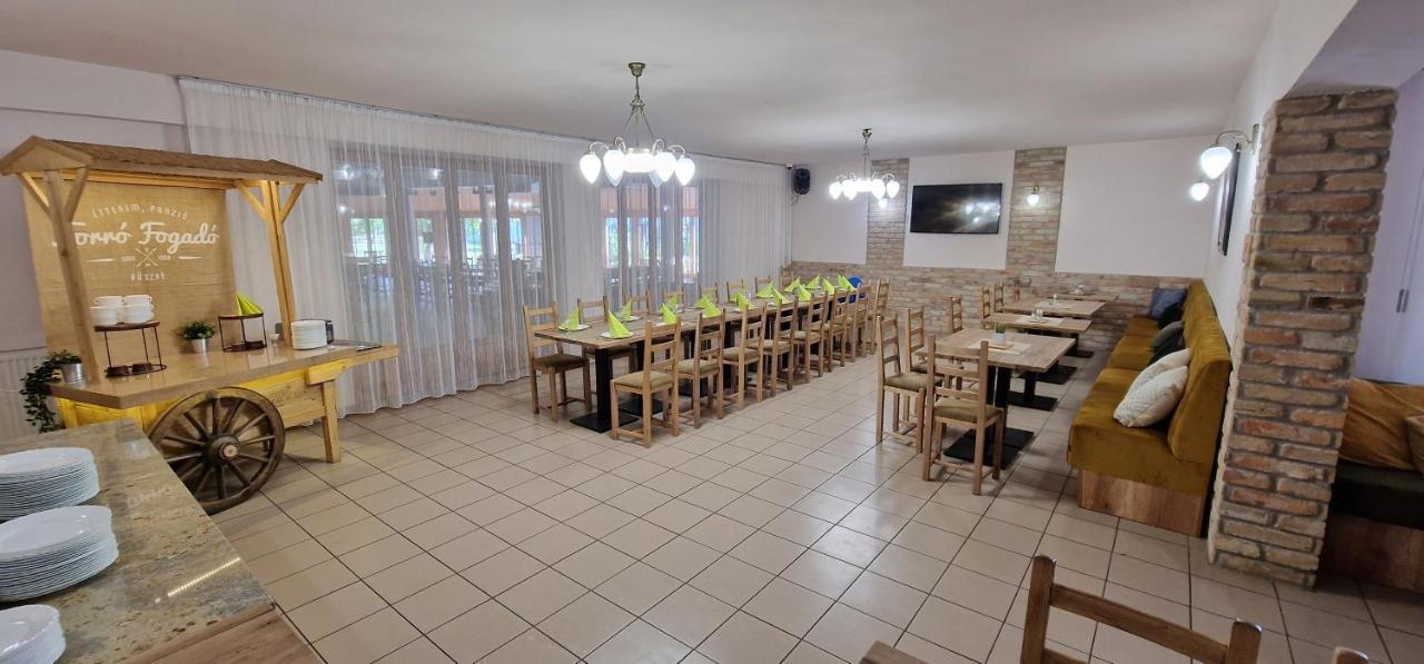 Forro Fogado & Bauer Bistro Hotel Roszke Екстериор снимка