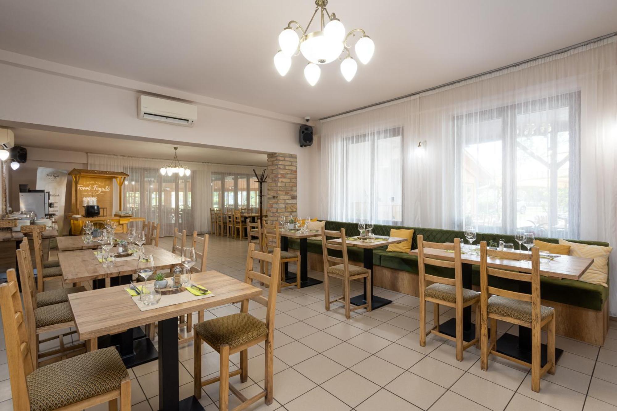 Forro Fogado & Bauer Bistro Hotel Roszke Екстериор снимка