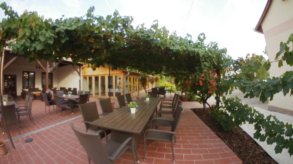 Forro Fogado & Bauer Bistro Hotel Roszke Екстериор снимка