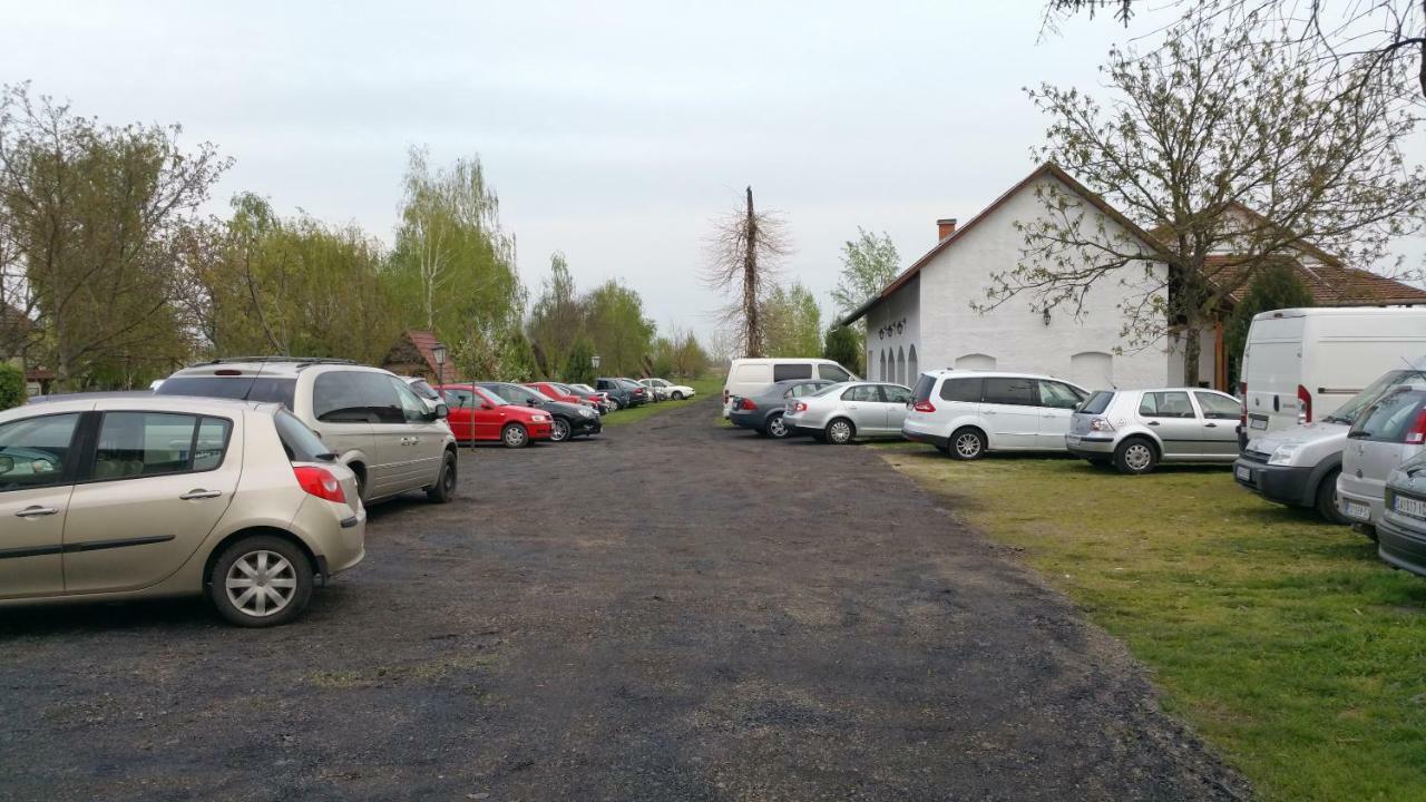 Forro Fogado & Bauer Bistro Hotel Roszke Екстериор снимка